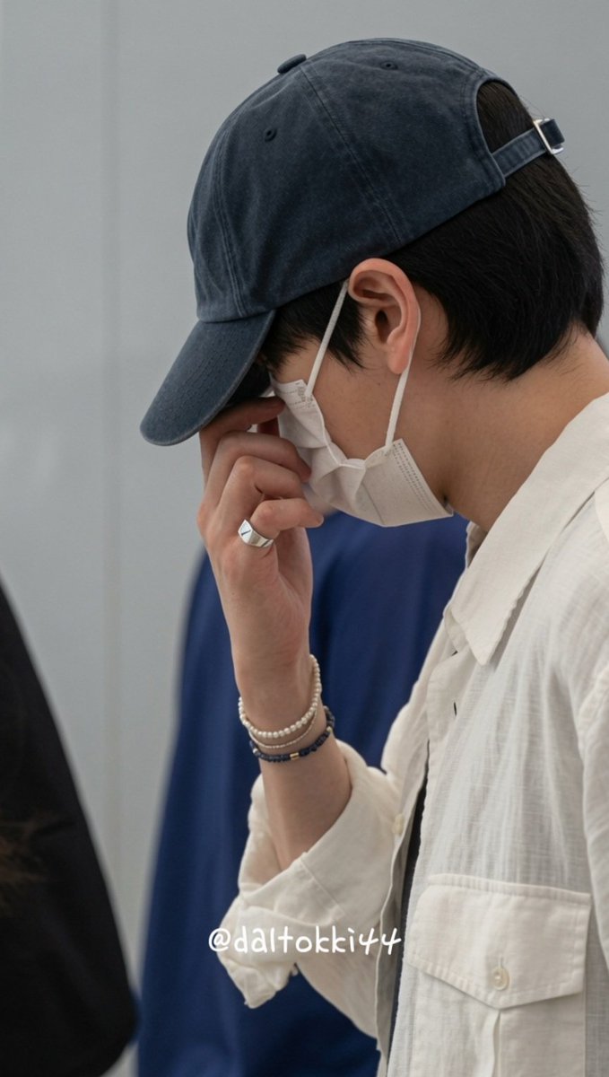daltokki44's tweet photo. 260603 ICN

오늘 출국 악세사리 주렁주렁 혁재
그리고 섬섬옥수 손가락

#은혁 #EUNHYUK #银赫 #ウニョク https://t.co/N9HZSBBxvs