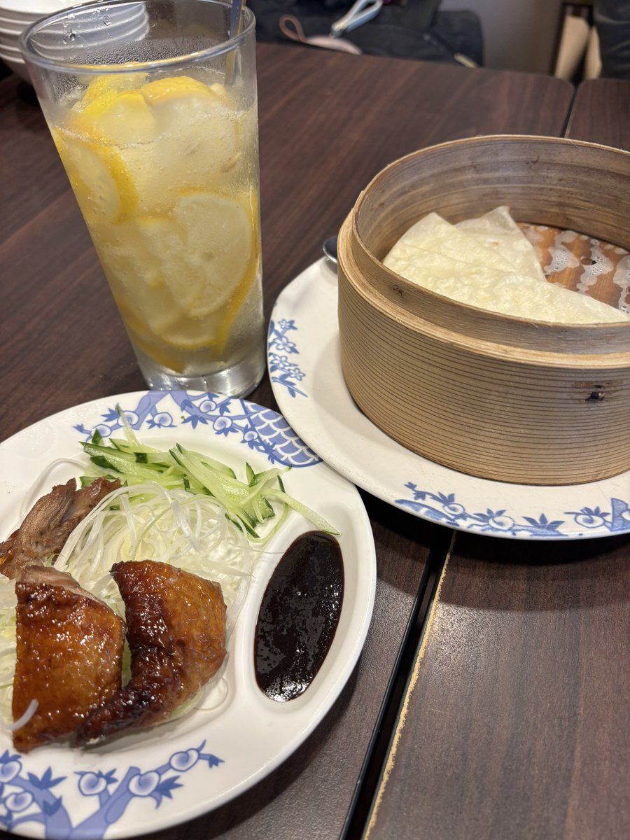 f__tdys's tweet photo. 今日のlunch &amp;夕食は
冷やし中華始めました。（バーミヤン）さんにて
実食です。
基本的には自分はレタスチャーハンが
1番最高に美味しいのですが😋😋😋
北京ダックも美味し😋 https://t.co/kFk1753X3E