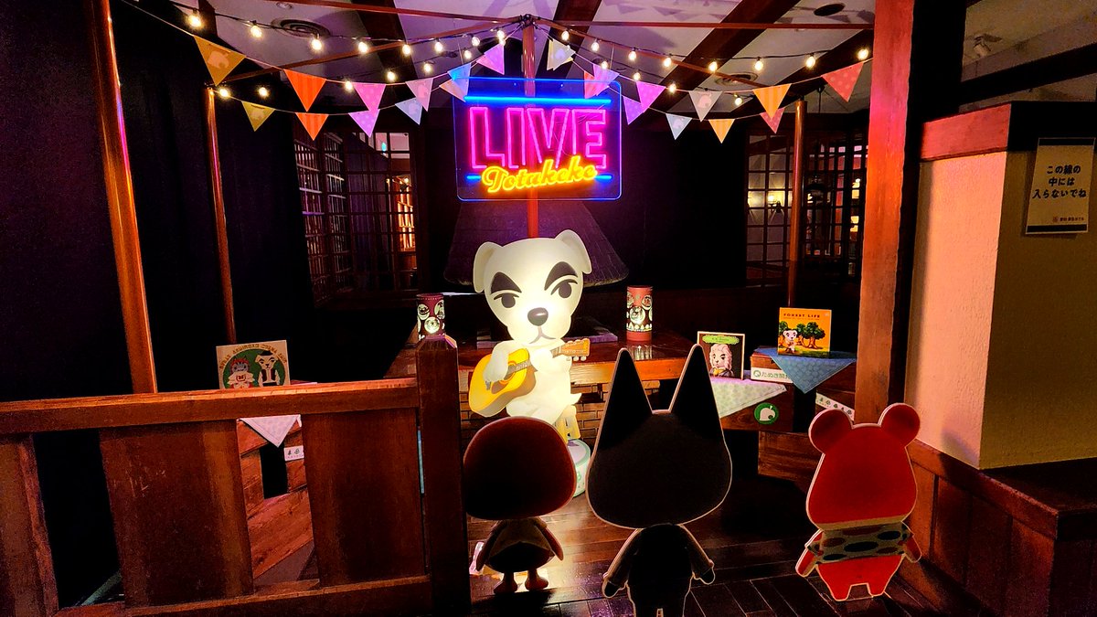 R_GameTV's tweet photo. 長野県の蓼科のあつ森コラボホテル、まさかのホテル内にとたけけライブの会場があってヤバかった……

テーブルにはゲーム内に出てくるとたけけ曲のジャケットが完全再現されて並んでて、会場内にはとたけけの歌声が響き渡ってて本当のライブ会場みたいでした……誰がここまで本格的にやれと言った…… https://t.co/Og8QQUKUUV