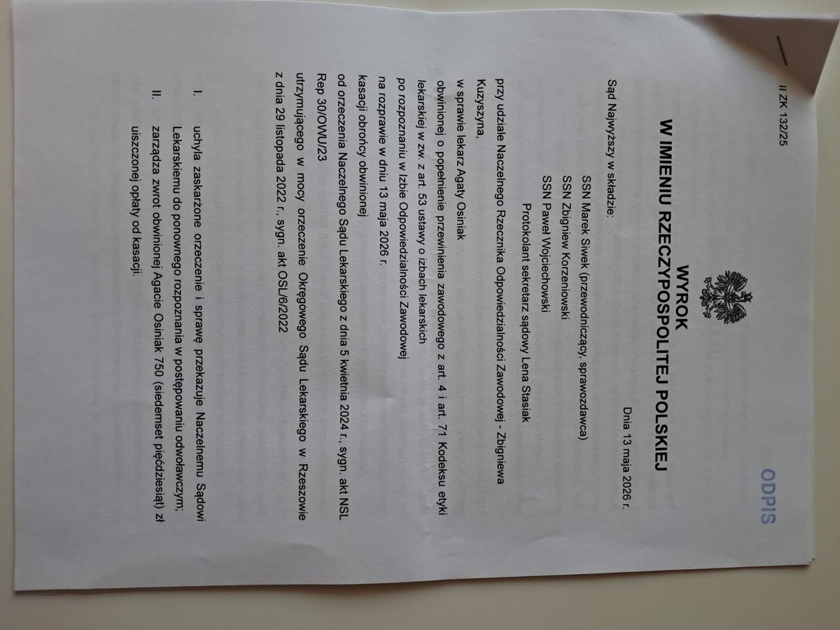 PiotrWitczak_'s tweet photo. Sąd Najwyższy nie pozostawił suchej nitki na Naczelnym Sądzie Lekarskim  - obnażył uchybienia proceduralne, stronniczość i konflikt interesów biegłych/sędziów

Warto przytoczyć kilka najważniejszych cytatów:

"Obowiązkiem Naczelnego Sądu Lekarskiego (...) było oparcie rozstrzygnięcia na wszystkich zgromadzonych w sprawie dowodach... Naczelny Sąd Lekarski nie sprostał.”

"biegły opiniujący... występował publicznie jako ekspert wypowiadający się w mediach w ramach promocji szczepień na Covid-19, jak również brał udział w szeregu badań finansowanych przez firmy farmaceutyczne”

"...każdemu lekarzowi przysługuje prawo do wyrażania poglądów naukowych, nawet jeśli są one kontrowersyjne..."

„Przy ponownym rozpoznaniu sprawy Naczelny Sąd Lekarski winien rozpatrzyć sprawę obwinionej lekarz Agaty Osiniak w składzie tworzonym przez sędziów, co do których nie zachodzą wątpliwości co do ich bezstronności...”

@JanuszP20 @PBasiukiewicz @NaczelnaL