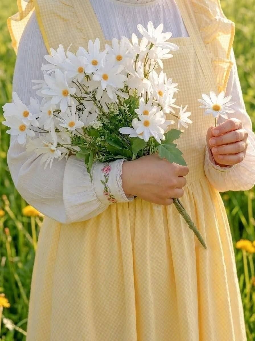 Asma17037's tweet photo. "وَمَا أَجْمَلَ الْإِنْسَانَ حِينَ يَكُونُ مُشْرِقًا، مُطْمَئِنًّا، يَعْرِفُ قِيمَةَ نَفْسِهِ دُونَ تَكَلُّفٍ، وَيَثِقُ بِأَنَّ عِوَضَ اللَّهِ آتٍ" ☁💛 https://t.co/iMGnwFtija