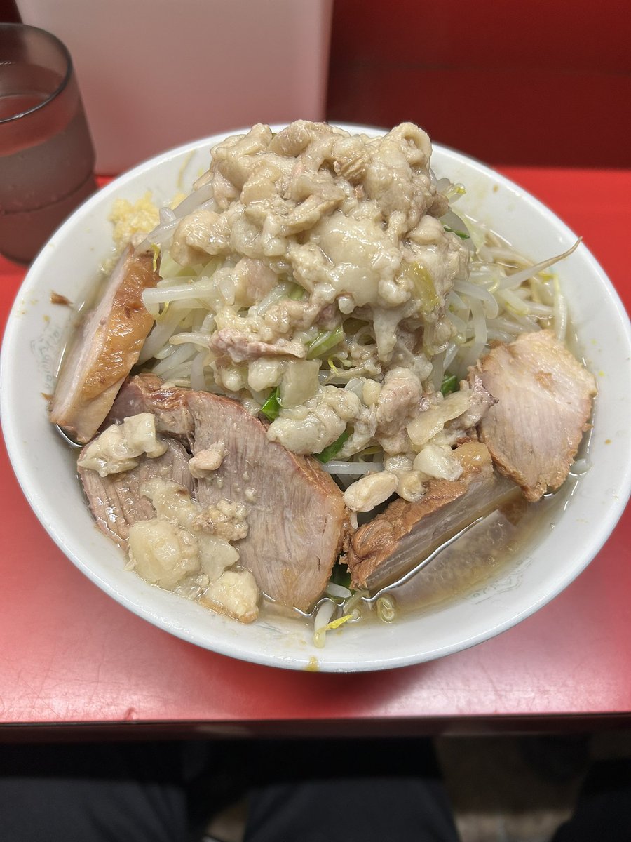 yu0014's tweet photo. 台風の合間を縫うように上野毛Charge！
独特の汗臭い香りは一体何処からのものなのか…カウンターに染み込んでるのかたまたま隣が汗臭いやつなのか自分が汗臭いのか…ここをクリアできた時に上野毛が100パー美味くなるんや。夜だと気にならないんやろうか？多分台拭きが臭いんやろうけど怖くて確認でき https://t.co/4IIZAcs3xM