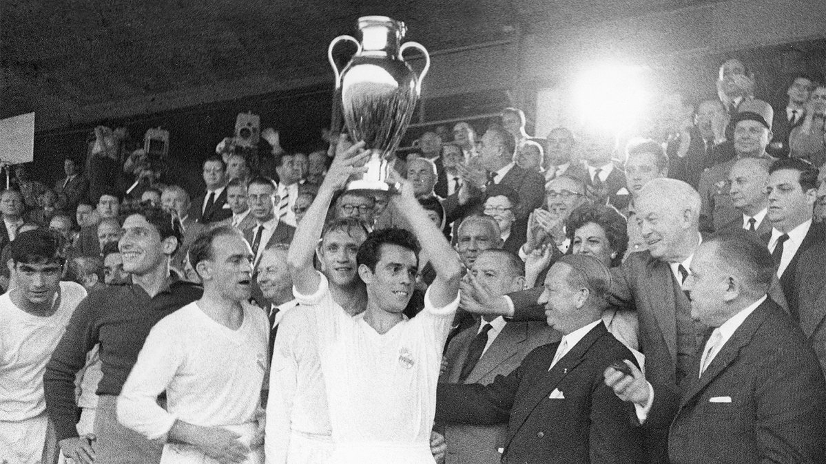realmadrid's tweet photo. 🔙 ¡Se cumplen 67 años de la cuarta Copa de Europa!