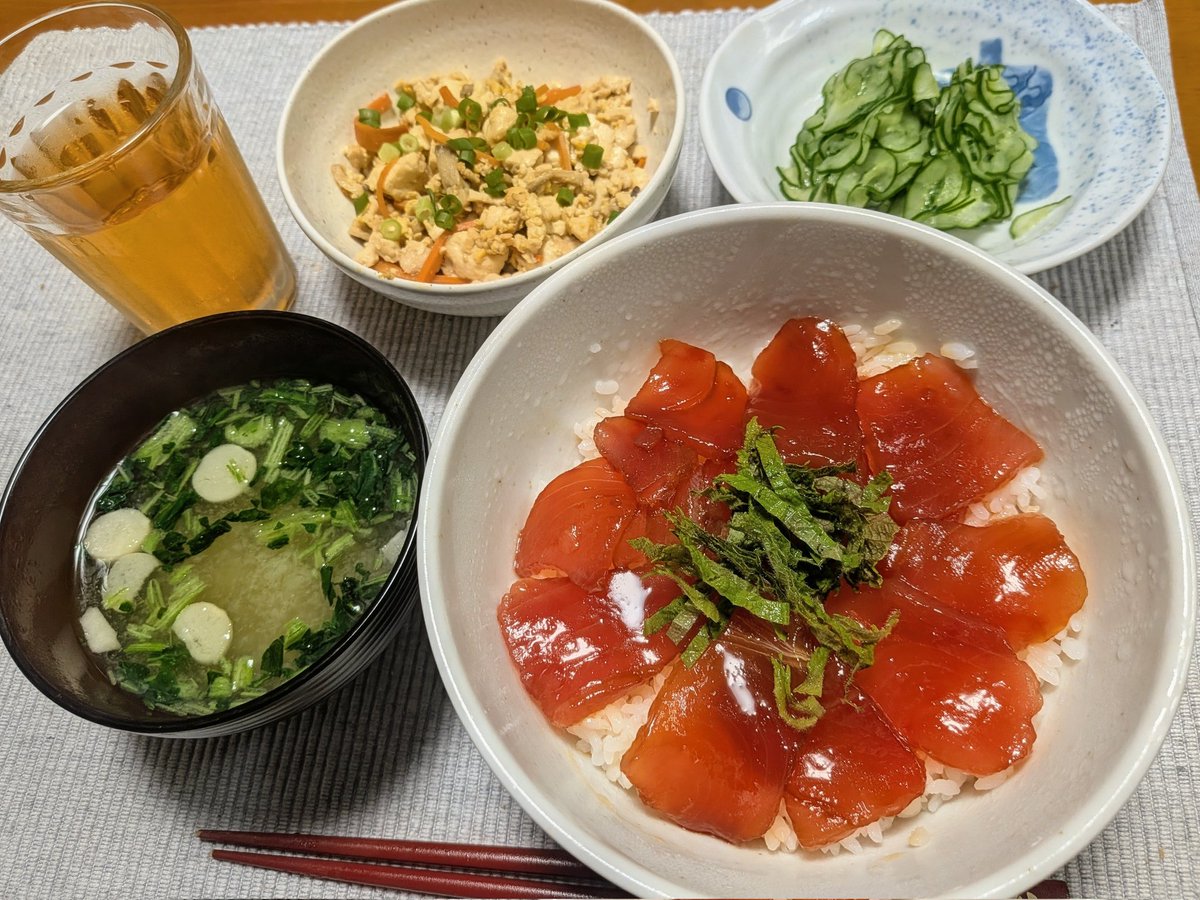 tt2yan's tweet photo. 被害も無く台風通過した！
3月の診察で、体重７％減を言い渡された受診が今月末に有る😆
減量どころか3キロ近く増えてるんじゃない😂
当日まで目標間に合うか（絶対無理！）
ダイエット飯は、マグロ漬丼、煎り豆腐、胡瓜もみ😋 https://t.co/XaBHxTLZFm