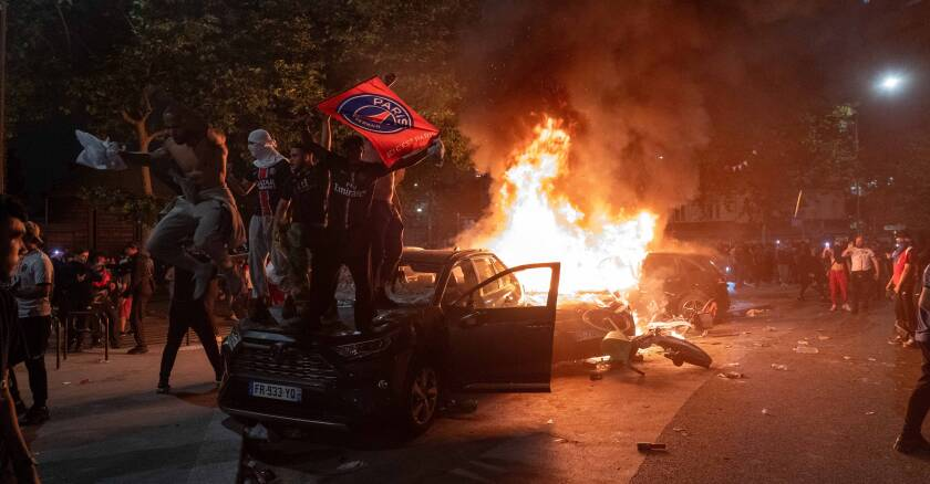tvlofficiel's tweet photo. ⚽ Alors que la gauche et le gouvernement minimisent les violences liées à la victoire du PSG, les affaires s'accumulent : 

➡️ Au Mans, un adolescent de 16 ans qui rentrait chez lui a été tabassé par des "jeunes", il souffre d'un traumatisme crânien ;
➡️ À Paris, dans le XVIe arrondissement, un père de famille a été tabassé par des "jeunes" car il a refusé de donner une cigarette
➡️ À Combs-la-Ville (77), la piscine Camille-Muffat a été envahie par 200 individus qui ont plongé dans les bassins en pleine nuit ;
➡️ Les affrontements contre la police ne se sont pas limités à la capitale : il y en a eu à Perpignan, Lisieux, Pau, Lyon, Annecy, Clermont-Ferrand, Nantes...
➡️ Des dégradations et des pillages ont été constatés dans de très nombreuses villes : Angers, Rennes, Pau, Rouen, Dole (39), Lyon, Niort, Orléans, Toulouse, Strasbourg, Grenoble, Bordeaux, Annemasse...

Le récit médiatique, au contraire, préfère se focaliser sur Mireille, une vieille dame de 90 ans qui a été acclamée par des supporters du PSG au moment des célébrations.