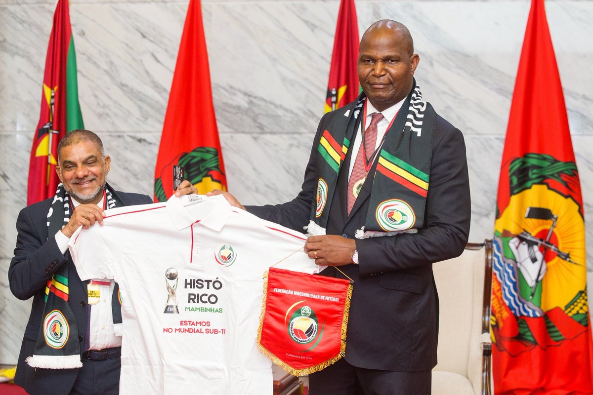 NFrelimo's tweet photo. 🇲🇿 O Presidente da República anunciou a atribuição de terrenos e um prémio de 100 mil meticais a cada jogador dos “Mambinhas”, em reconhecimento pelo desempenho, dedicação e por elevarem o nome de Moçambique no panorama desportivo internacional.

#Mambinhas #Moçambique https://t.co/rikebfjk6s