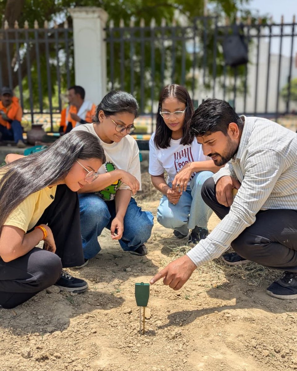 nkosh__'s tweet photo. Better yield starts with healthy soil 🌱

Interns learned how soil testing works and why it's the future of farming. 
The right soil data = better crop yield. 

Step by step towards healthy soil and smart agriculture. 

#SoilTesting #SmartAgriculture #AgriTech #SustainableFarming https://t.co/6LY0KISXeu