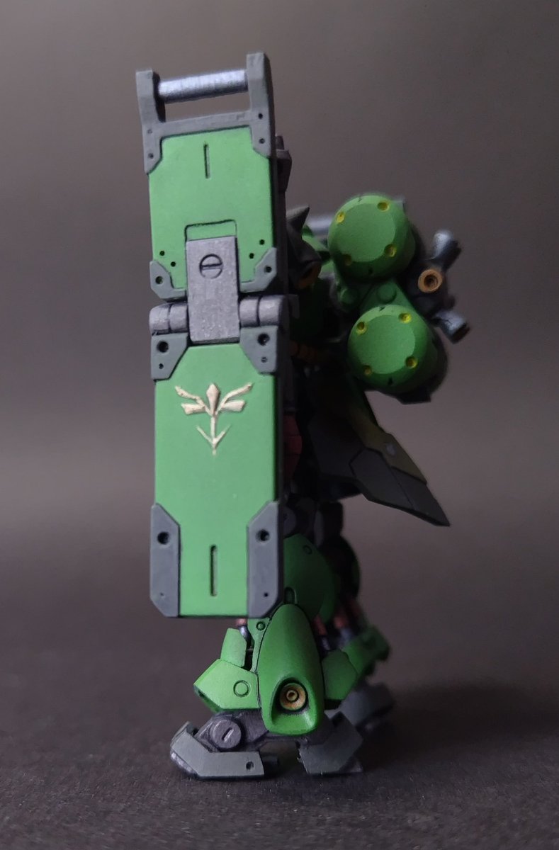 ssm5736's tweet photo. アーティファクトギラドーガ
スモークグレーとつや消しを吹きました
写真だと黄緑が明るく見えますが、実際はもう少し暗めになってくれました
ムラもある程度誤魔化せたので、これで完成
#ガンダムアーティファクト 
#ギラドーガ https://t.co/jrUYoeIZoi