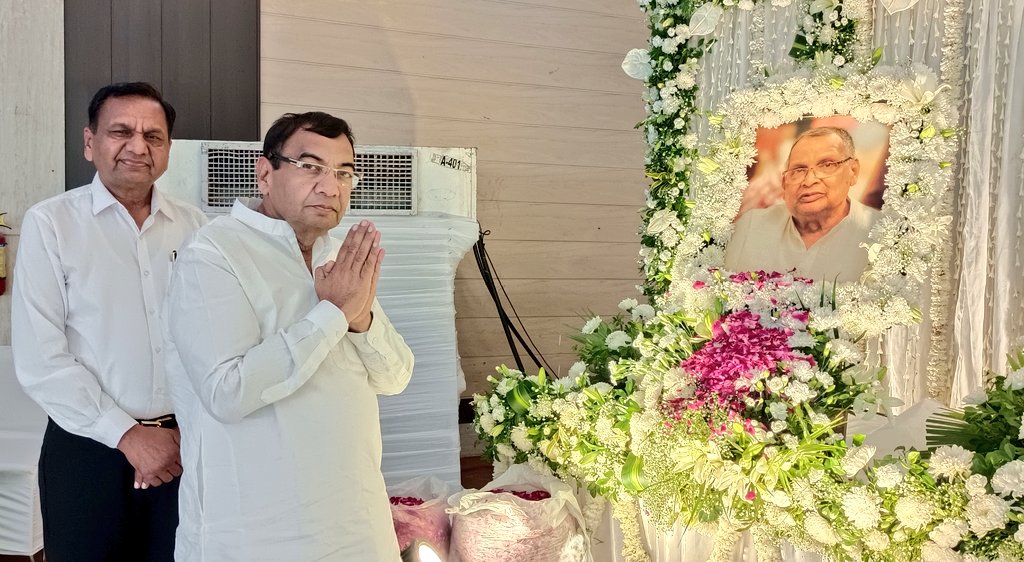 DrSushilKrGupta's tweet photo. मेरे जीजा जी, स्वर्गीय श्री हनुमान दास गोयल जी की पावन स्मृति में श्रद्धांजलि सभा बाबा नत्था सिंह वाटिका, वेस्ट पंजाबी बाग, नई दिल्ली में आयोजित की गई। 

​ईश्वर पुण्यात्मा को मोक्ष प्रदान करें और पूरे परिवार को इस कठिन समय में संबल दें।

​ॐ शांति शांति शांति 🙏🏻 https://t.co/fFTJlMUEju