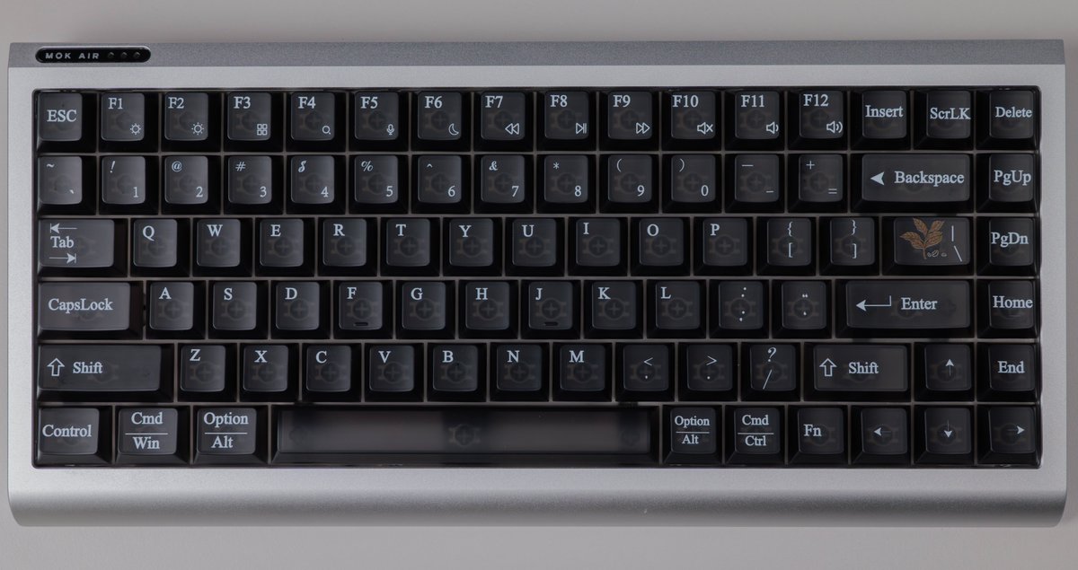 keebforce's tweet photo. Just got hands-on with the MOK AIR 🔥

Low-profile custom board by Modiky × KEEBFORCE.
CNC aluminum, magnetic modular frame, 1500h wireless, and a stunning light curtain.
Clean aesthetics. Endless possibilities.

More real shots coming. Stay tuned. ⌨️✨ https://t.co/nHnrkEz5CQ