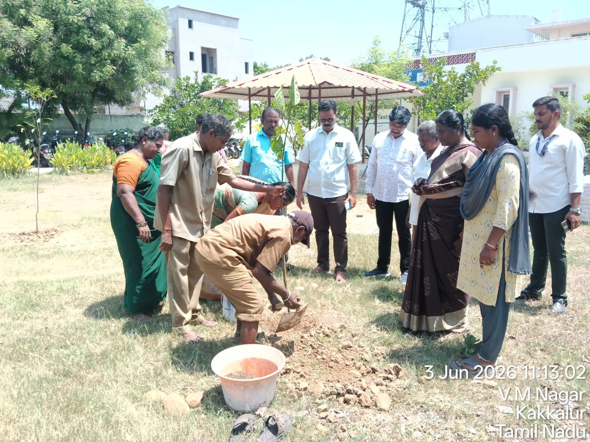 tiruvalur's tweet photo. Today, the District Collector inspected the knowledge center in Jain Nagar area of ​​Tiruvallur Municipality and planted trees in the area. https://t.co/d2tqATdiYu