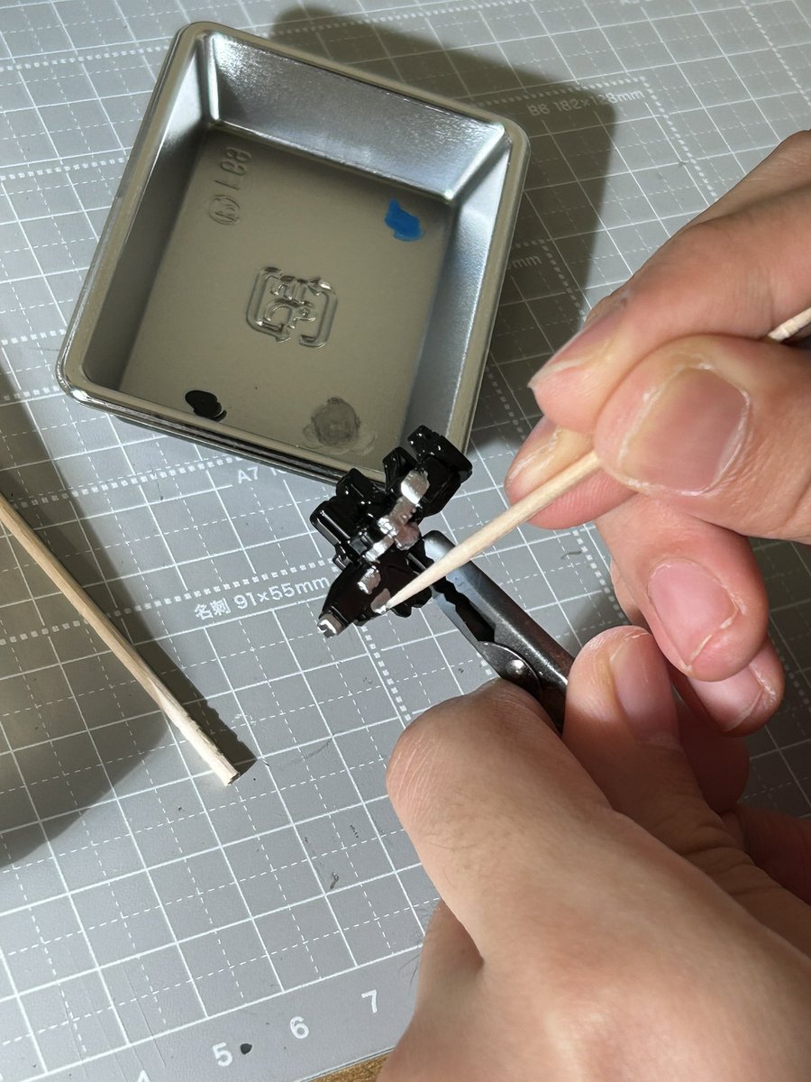 oit_h_mokeibu's tweet photo. 部活動♪

部員Mのガンダムの本塗装が遂にスタート！
ベストメカコレクションのリバイブ版ガンダムをプロトタイプカラーに塗るようです👀
どんな完成品になるのか今から楽しみ😊

部員Iは雄動のギャバンを塗装、無事完成🙌
全身のメタリックレッドが煌めいてて素晴らしい🤩

#大工大模型部
#プラモデル https://t.co/QQlpSMtyJw