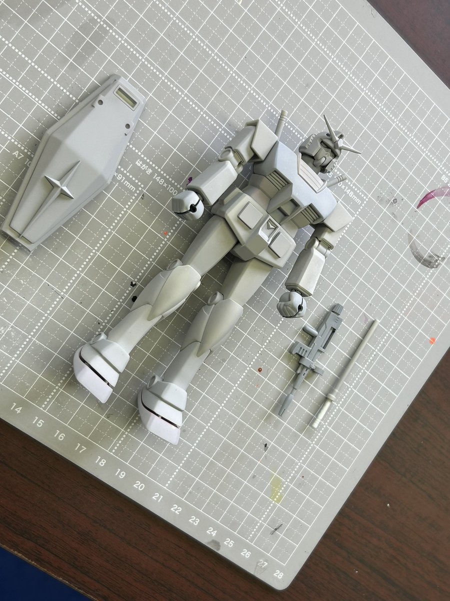 oit_h_mokeibu's tweet photo. 部活動♪

部員Mのガンダムの本塗装が遂にスタート！
ベストメカコレクションのリバイブ版ガンダムをプロトタイプカラーに塗るようです👀
どんな完成品になるのか今から楽しみ😊

部員Iは雄動のギャバンを塗装、無事完成🙌
全身のメタリックレッドが煌めいてて素晴らしい🤩

#大工大模型部
#プラモデル https://t.co/QQlpSMtyJw