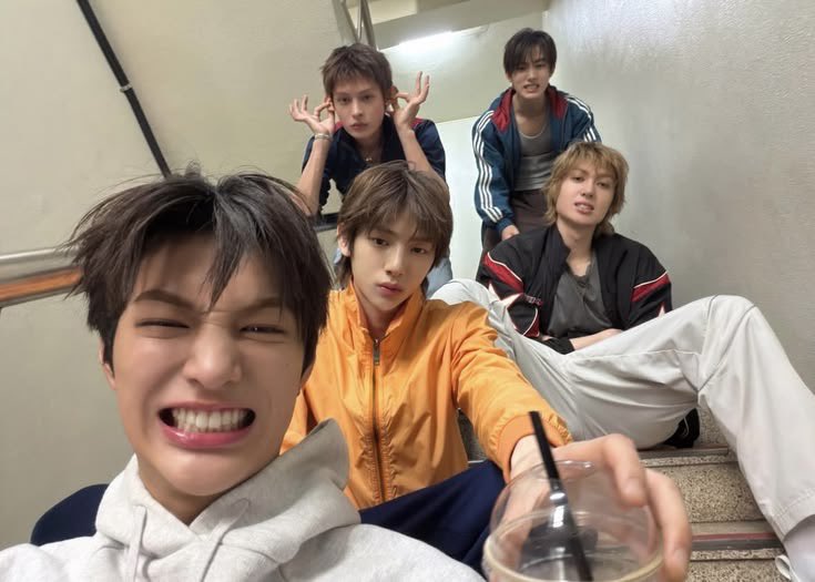 hyeonze_'s tweet photo. looking for interactive moots (again) #moothunt #coerville #coer

hi im hyeon! 
– '09 liner
– NUMBER ONE #SEONGHYEONIST i love seonghyeon so much (if u tag me in any sean tweet ill gen kiss u on the lips bro)
– #cortis ult, but any fandom is welcome

likes n rts r appreciated! https://t.co/b3oyEVLbAZ