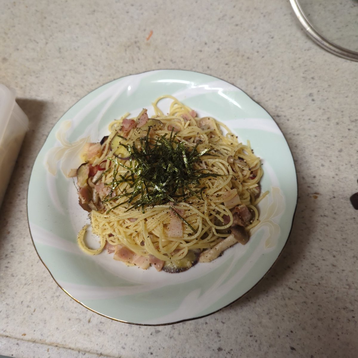 azurite_code's tweet photo. はい、茄子とべコーンの和風パスタです！ https://t.co/dC3kyVBgke