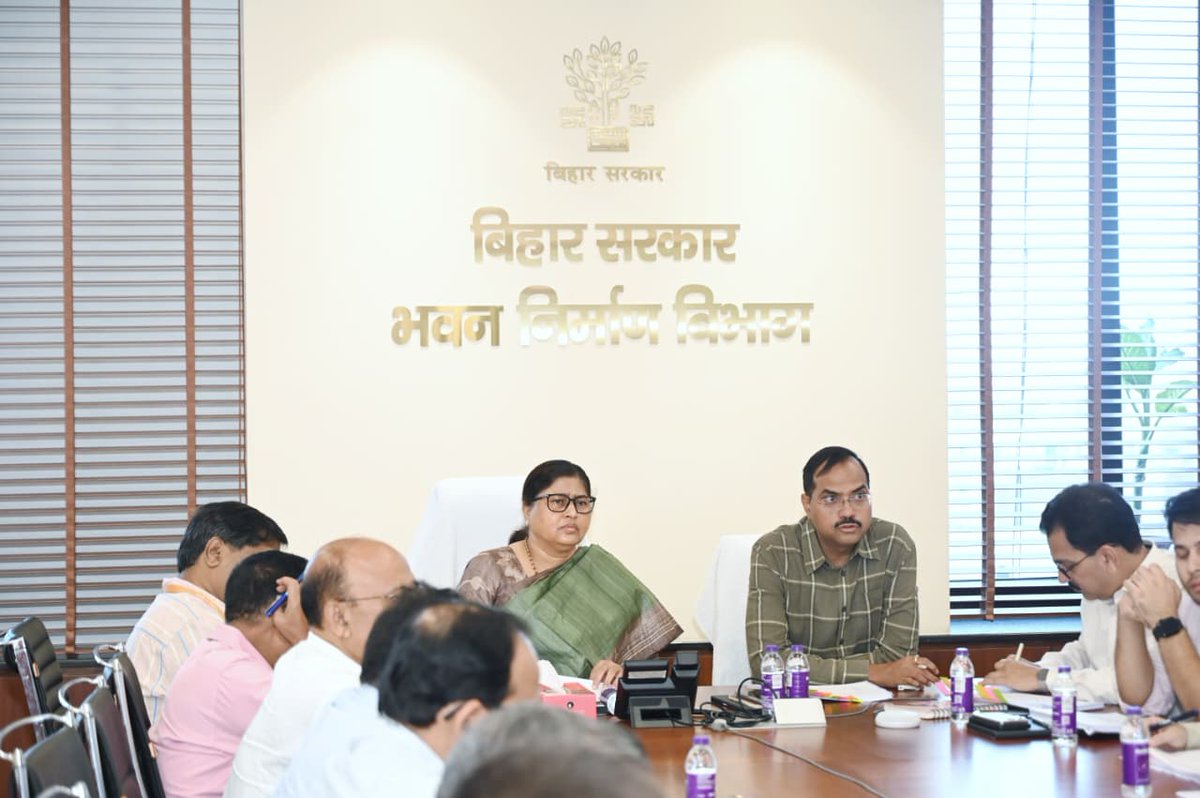 BcdBihar's tweet photo. आधारभूत संरचनाओं को सुदृढ़ करने के लिए प्रतिबद्ध है भवन निर्माण विभाग

माननीय मंत्री, भवन निर्माण विभाग श्रीमती लेशी सिंह की अध्यक्षता में आज विश्वेश्वरैया भवन स्थित कार्यालय कक्ष में वीडियो कॉन्फ्रेंसिंग के माध्यम से भवन निर्माण विभाग अंतर्गत दक्षिण प्रभाग के सभी भवन प्रमंडलों (विद्युत सहित) की राज्यस्तरीय समीक्षा बैठक की गई।

इस बैठक में विभाग के सचिव श्री प्रणव कुमार सहित वरीय पदाधिकारियों एवं अभियंतागण उपस्थित रहें। दक्षिण प्रभाग के सभी कार्यपालक अभियंता वीडियो कॉन्फ्रेंसिंग के जरिए बैठक से जुड़े।

बैठक में विभाग द्वारा कार्यान्वित परियोजनाओं की प्रगति, गुणवत्तापूर्ण निर्माण, वित्तीय व्यय एवं समयबद्धता के साथ क्रियान्वयन की विस्तृत समीक्षा की गई। इस दौरान संबंधित पदाधिकारियों को सभी योजनाओं को निर्धारित समयसीमा के भीतर गुणवत्तापूर्ण तरीके से निर्माण कार्यों को पूर्ण करने तथा जनहित से जुड़े कार्यों को सर्वोच्च प्राथमिकता देने का निदेश दिया गया।
#ProjectReview #ReviewMeeting #projectdevelopment #TimelyExecution #bihar 

@IPRDBihar @LeshiSingh