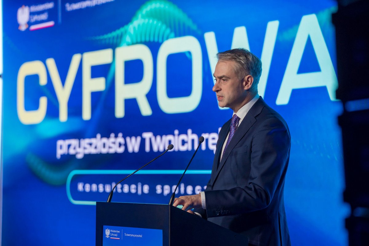 IL_PIB's tweet photo. Drużyna cyfryzacji Polski. Minister z uznaniem o Instytucie Łączności i partnerach resortu 

W Warszawie trwają otwarte konsultacje społeczne: Cyfrowa przyszłość w Twoich rękach organizowane przez Ministerstwo Cyfryzacji @CYFRA_GOV_PL. 

Na miejscu są eksperci Instytutu Łączności, którzy biorą czynny udział w kilku panelach, można ich też spotkać na naszym stoisku w kuluarach wydarzenia. 

Konsultacje otworzyło przemówienie wicepremiera, ministra cyfryzacji, Krzysztofa Gawkowskiego @KGawkowski, który podsumował dwa i pół roku prac resortu, przedstawiając je jako konsekwentną realizację planu budowy nowoczesnego państwa opartego na trzech filarach: obywatelu, państwie i firmie. Wicepremier Gawkowski podkreślał, że Polska stała się jednym z liderów transformacji cyfrowej w Europie, czego symbolem jest rozwój aplikacji #mObywatel, z której korzysta już około 12 milionów osób. Wskazywał na sukcesy związane z cyfryzacją usług publicznych, wzrostem bezpieczeństwa obywateli, rozwojem kompetencji cyfrowych oraz inwestycjami w edukację, internet szerokopasmowy i nowoczesną infrastrukturę cyfrową.  

Dużą część wystąpienia poświęcił cyberbezpieczeństwu, które określił jako jeden z najważniejszych obszarów odpowiedzialności państwa. Przypomniał o rekordowych nakładach na ochronę infrastruktury krytycznej, budowie nowego centrum cyberbezpieczeństwa @NASK_pl, wdrożeniu Krajowego Systemu Cyberbezpieczeństwa oraz programach finansowanych ze środków krajowych i europejskich. 

Ważnym wątkiem była również sztuczna inteligencja i suwerenność technologiczna. Minister mówił o budowie fabryk #AI, wsparciu dla polskich modeli językowych, rozwoju kompetencji związanych ze sztuczną inteligencją w szkołach oraz przygotowywanej ustawie o AI.  

W końcowej części wystąpienia Minister Cyfryzacji podkreślił, że osiągnięcia resortu są efektem pracy całej „drużyny cyfryzacji” – instytucji i ludzi, którzy na co dzień pozostają często mniej widoczni dla opinii publicznej, ale tworzą fundament polskiej transformacji cyfrowej. Wśród nich wymienił między innymi NASK, Centralny Ośrodek Informatyki @COIgovPL, Centrum Projektów Polska Cyfrowa @CPPC_GOV oraz Instytut Łączności.  

Szczególnie ciepło wypowiedział się właśnie o Instytucie Łączności, określając go jako najstarszy polski instytut badawczy i zarazem jeden z najlepszych w kraju. Podkreślił, że Instytut ma jasno wyznaczony kierunek rozwoju i dobre kierownictwo, nazywając go „chlubą i chwałą” resortu cyfryzacji. W jego ocenie Instytut Łączności jest jednym z kluczowych filarów wspierających realizację ambitnych celów państwa w obszarze cyfryzacji, cyberbezpieczeństwa i nowych technologii.