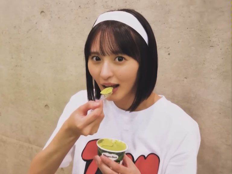 yahoo_0913's tweet photo. アイス食べるだけでこの可愛さ https://t.co/2W5lJzPbHe