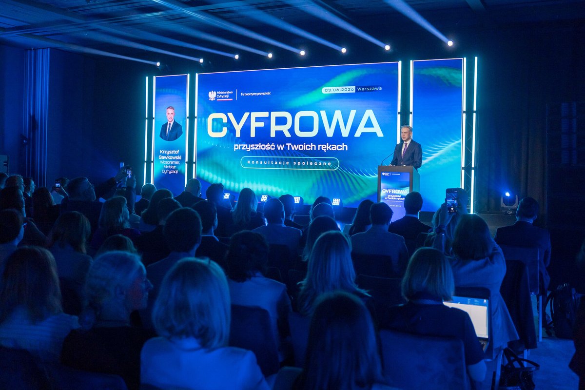 IL_PIB's tweet photo. Drużyna cyfryzacji Polski. Minister z uznaniem o Instytucie Łączności i partnerach resortu 

W Warszawie trwają otwarte konsultacje społeczne: Cyfrowa przyszłość w Twoich rękach organizowane przez Ministerstwo Cyfryzacji @CYFRA_GOV_PL. 

Na miejscu są eksperci Instytutu Łączności, którzy biorą czynny udział w kilku panelach, można ich też spotkać na naszym stoisku w kuluarach wydarzenia. 

Konsultacje otworzyło przemówienie wicepremiera, ministra cyfryzacji, Krzysztofa Gawkowskiego @KGawkowski, który podsumował dwa i pół roku prac resortu, przedstawiając je jako konsekwentną realizację planu budowy nowoczesnego państwa opartego na trzech filarach: obywatelu, państwie i firmie. Wicepremier Gawkowski podkreślał, że Polska stała się jednym z liderów transformacji cyfrowej w Europie, czego symbolem jest rozwój aplikacji #mObywatel, z której korzysta już około 12 milionów osób. Wskazywał na sukcesy związane z cyfryzacją usług publicznych, wzrostem bezpieczeństwa obywateli, rozwojem kompetencji cyfrowych oraz inwestycjami w edukację, internet szerokopasmowy i nowoczesną infrastrukturę cyfrową.  

Dużą część wystąpienia poświęcił cyberbezpieczeństwu, które określił jako jeden z najważniejszych obszarów odpowiedzialności państwa. Przypomniał o rekordowych nakładach na ochronę infrastruktury krytycznej, budowie nowego centrum cyberbezpieczeństwa @NASK_pl, wdrożeniu Krajowego Systemu Cyberbezpieczeństwa oraz programach finansowanych ze środków krajowych i europejskich. 

Ważnym wątkiem była również sztuczna inteligencja i suwerenność technologiczna. Minister mówił o budowie fabryk #AI, wsparciu dla polskich modeli językowych, rozwoju kompetencji związanych ze sztuczną inteligencją w szkołach oraz przygotowywanej ustawie o AI.  

W końcowej części wystąpienia Minister Cyfryzacji podkreślił, że osiągnięcia resortu są efektem pracy całej „drużyny cyfryzacji” – instytucji i ludzi, którzy na co dzień pozostają często mniej widoczni dla opinii publicznej, ale tworzą fundament polskiej transformacji cyfrowej. Wśród nich wymienił między innymi NASK, Centralny Ośrodek Informatyki @COIgovPL, Centrum Projektów Polska Cyfrowa @CPPC_GOV oraz Instytut Łączności.  

Szczególnie ciepło wypowiedział się właśnie o Instytucie Łączności, określając go jako najstarszy polski instytut badawczy i zarazem jeden z najlepszych w kraju. Podkreślił, że Instytut ma jasno wyznaczony kierunek rozwoju i dobre kierownictwo, nazywając go „chlubą i chwałą” resortu cyfryzacji. W jego ocenie Instytut Łączności jest jednym z kluczowych filarów wspierających realizację ambitnych celów państwa w obszarze cyfryzacji, cyberbezpieczeństwa i nowych technologii.