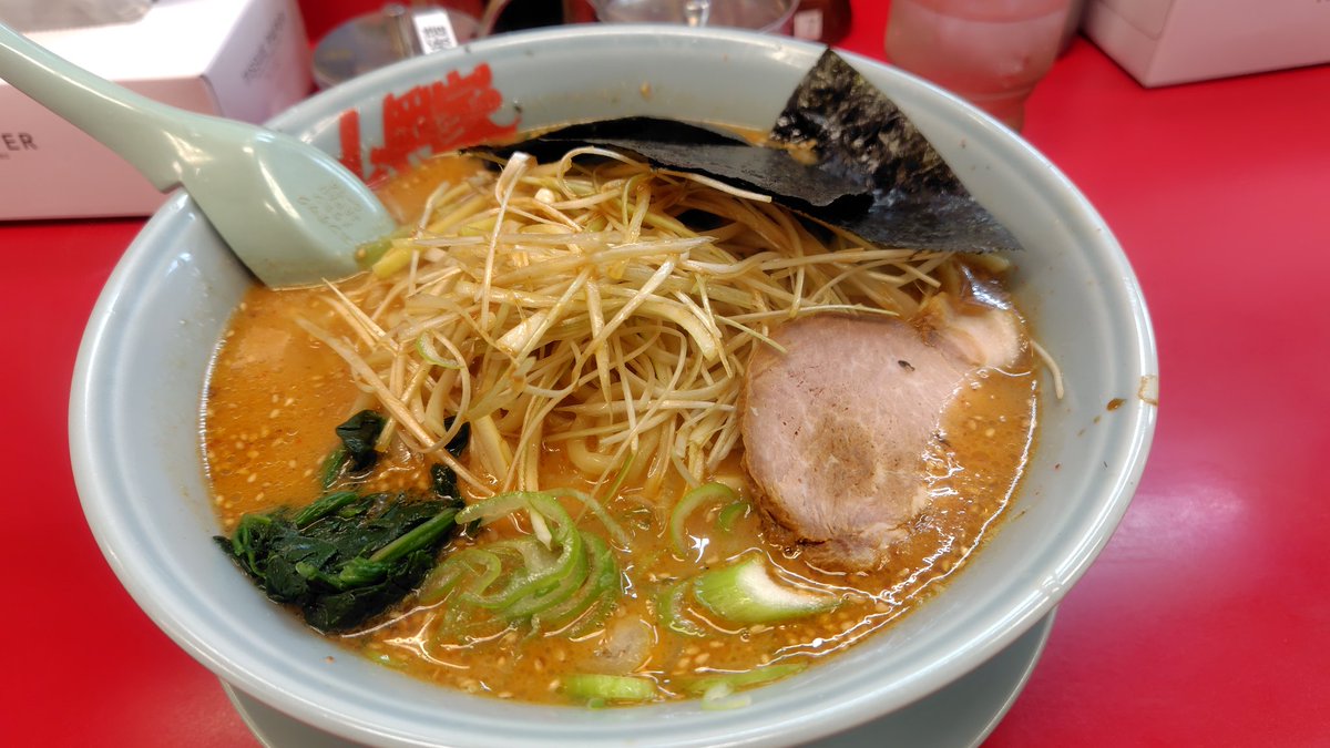 balius_game's tweet photo. 焼津市には良さそうな二郎系ラーメンが無くて久しぶりに山岡家へ行きました。
特製味噌ラーメン大盛+ネギ
普通少なめ濃いめ
学生時代に食べてた味、そのまんまでした。
きっと、ネギTPは当時してなかった。
大人になってからの贅沢です。
やっぱり美味いな〜。 https://t.co/ruNwkHF6jy