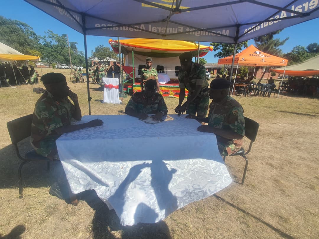 TheMidWeekWatch's tweet photo. 41 Combat Group parade in Masvingo for the outgoing Commanding Officer Colonel Madison Moyo and the incoming Commanding Officer Colonel Francis Ndhlovu.
The ceremony was officiated by Commander 4 Infantry Brigade, Brigadier General Oscar Tshuma. https://t.co/B4ZMT2hZOL