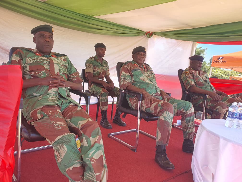 TheMidWeekWatch's tweet photo. 41 Combat Group parade in Masvingo for the outgoing Commanding Officer Colonel Madison Moyo and the incoming Commanding Officer Colonel Francis Ndhlovu.
The ceremony was officiated by Commander 4 Infantry Brigade, Brigadier General Oscar Tshuma. https://t.co/B4ZMT2hZOL