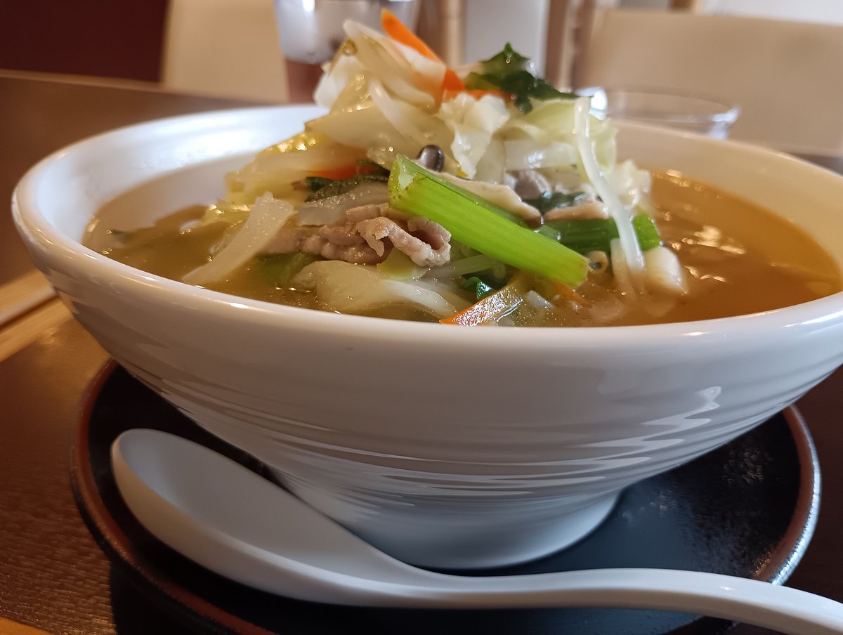 boo4648's tweet photo. 茨城県結城市「四川旬菜ダイニング Taikoh」野菜たっぷり塩味タン麺🎵
今日は台風接近中だったけど意外と寒かったので上記を注文😊
野菜の種類多くていいね❗👍
塩分控えめで優しいスープもモチッとした麺もうまかった😋 https://t.co/k8q1EBJwk3