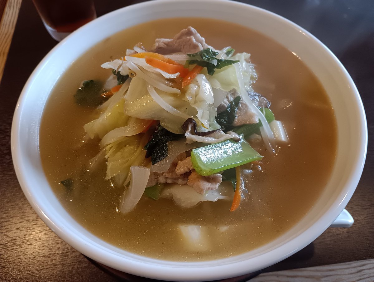 boo4648's tweet photo. 茨城県結城市「四川旬菜ダイニング Taikoh」野菜たっぷり塩味タン麺🎵
今日は台風接近中だったけど意外と寒かったので上記を注文😊
野菜の種類多くていいね❗👍
塩分控えめで優しいスープもモチッとした麺もうまかった😋 https://t.co/k8q1EBJwk3