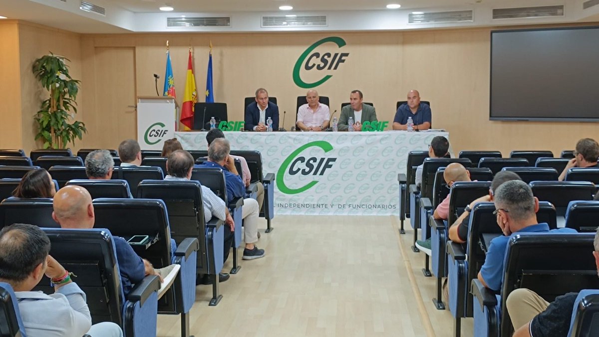 CSIFCV's tweet photo. 📢 Hoy se reúne el área de Acción Sindical de CSIF CV con los responsables autonómicos y provinciales de los sectores. 
👥 Asiste el secretario nacional de Acción Sindical, Francisco Lama; el presidente nacional de Educación, Mario Gutiérrez; y el presidente autonómico de CSIF, Rafael Cantó.

🟢 Durante el encuentro abordamos el Acuerdo Marco por la mejora del empleo público y el servicio a la ciudadanía y su aplicación en todas las AAPP. Además, tratamos: 
➡️ Plan Nacional de Equiparación Retributiva Docente. 
Acuerdo retributivo en Educación en la CV con la subida de 200€ en 15 meses (27% sobre complemento autonómico) y 6 moscosos.
Bajada de ratios, aumento de plantillas, inclusión, infraestructuras...
➡️ Jornada laboral de 35 horas semanales en todas las AAPP
➡️ Adecuación de los grupos profesionales
➡️ Equiparación salarial, impulso de la carrera profesional, actualización de indemnizaciones por razón del servicio (alojamiento y manutención)
➡️ Mejoras en las condiciones de jubilación, implantación de la jubilación parcial para funcionarios y estatuarios
➡️ Teletrabajo en todas las #AAPP
👉 2025: 2,5% con efectos retroactivos desde el 2 de enero.
👉 2026: +1,5 %  (+0,5% más si el IPC ≥ 1,5%).
👉 2027: +4,5%.o 5% según se abone en el 2026 el 0.5%
👉 2028: +2%, llegando al +11,4% acumulado desde 2025 y además de otras mejoras como por ejemplo en #MUFACE...

📢 El Acuerdo no es un cheque en blanco y #CSIF estará vigilante en la Comisión de Seguimiento.