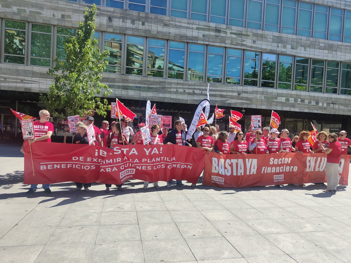 CCOOAragon's tweet photo. 📢 ¡YA ESTAMOS EN MARCHA! 📍 Nos concentramos a las puertas de Ibercaja en Zaragoza. Las plantillas del sector financiero decimos ¡BASTA YA! 🛑

Un sector con beneficios récord no puede sostenerse sobre la ansiedad de sus trabajadores. ¡Exigimos un modelo laboral sostenible! 🧵👇

El 93,1% de los compañeros en servicios centrales sufre una sobrecarga alarmante y el 95,7% de la red de oficinas apoya las movilizaciones por el insoportable clima laboral. ¡No es una queja, es una alerta estructural! ⚠️   Exigimos soluciones YA:
1️⃣ Menos presión comercial y más ética profesional.
2️⃣ Fin a las prolongaciones de jornada invisibles.
3️⃣ Reparto justo de los beneficios récord.  ¡Es el momento de luchar por nuestra salud mental y profesionalidad! 💪🔥 
#EscuchaLaVozDeLasPlantillas #ModeloLaboralSostenible #CCOOServicios #Zaragoza #Ibercaja