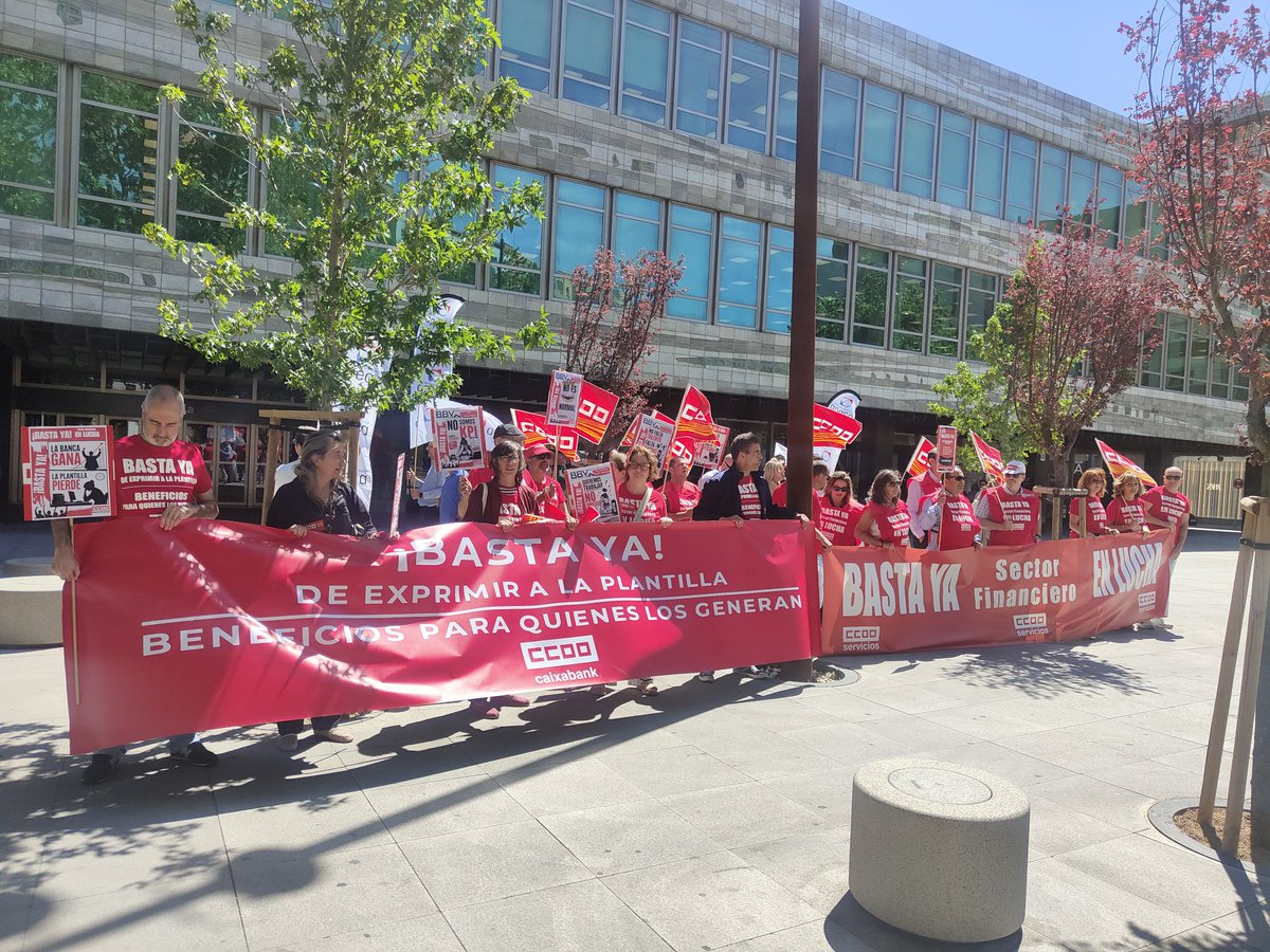 CCOOAragon's tweet photo. 📢 ¡YA ESTAMOS EN MARCHA! 📍 Nos concentramos a las puertas de Ibercaja en Zaragoza. Las plantillas del sector financiero decimos ¡BASTA YA! 🛑

Un sector con beneficios récord no puede sostenerse sobre la ansiedad de sus trabajadores. ¡Exigimos un modelo laboral sostenible! 🧵👇

El 93,1% de los compañeros en servicios centrales sufre una sobrecarga alarmante y el 95,7% de la red de oficinas apoya las movilizaciones por el insoportable clima laboral. ¡No es una queja, es una alerta estructural! ⚠️   Exigimos soluciones YA:
1️⃣ Menos presión comercial y más ética profesional.
2️⃣ Fin a las prolongaciones de jornada invisibles.
3️⃣ Reparto justo de los beneficios récord.  ¡Es el momento de luchar por nuestra salud mental y profesionalidad! 💪🔥 
#EscuchaLaVozDeLasPlantillas #ModeloLaboralSostenible #CCOOServicios #Zaragoza #Ibercaja