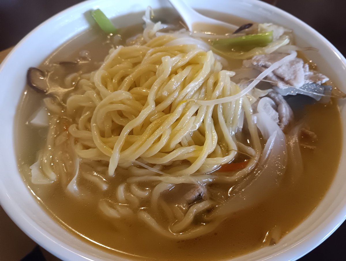 boo4648's tweet photo. 茨城県結城市「四川旬菜ダイニング Taikoh」野菜たっぷり塩味タン麺🎵
今日は台風接近中だったけど意外と寒かったので上記を注文😊
野菜の種類多くていいね❗👍
塩分控えめで優しいスープもモチッとした麺もうまかった😋 https://t.co/k8q1EBJwk3