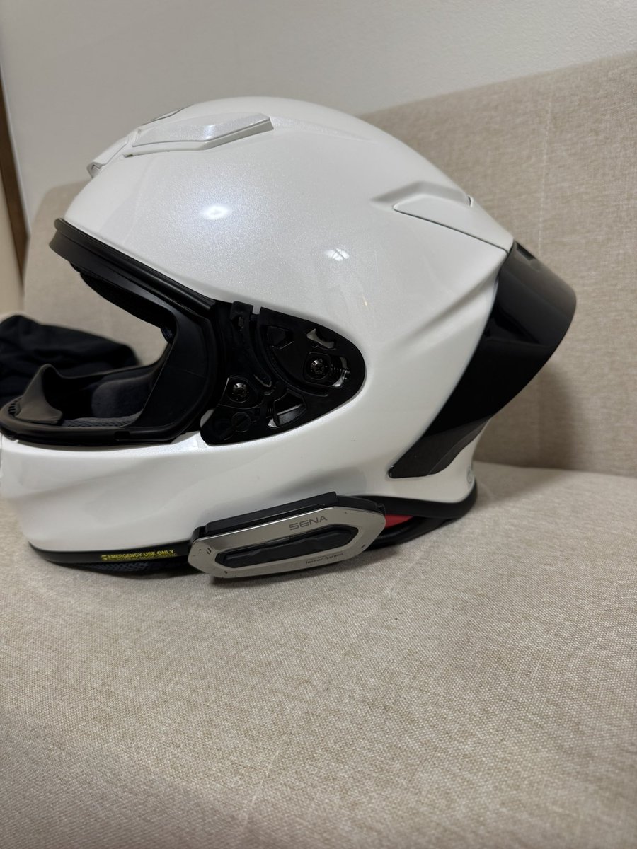 Tojo0213's tweet photo. 更にに乗ってみてSSみたいな前傾姿勢を取るとちょっと風圧が増える。
リアスポの角度の問題だと思う。
rx-7xのスポイラーと角度比較してみると全然緩いから、やっぱりZ-8はネイキッドやストファイ向けのヘルメットだね。
総評としては前傾率の緩めのバイクに乗ってて高速多用の人にはオススメ https://t.co/Pyku2gPp7P