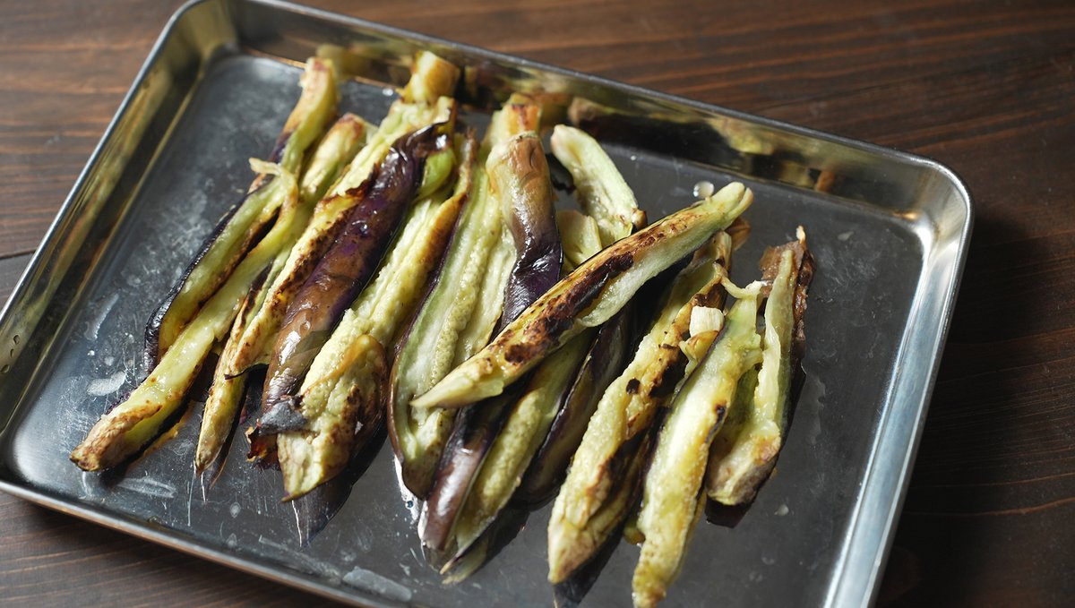 odoru_wine's tweet photo. ＼水曜日はワインに合うレシピをご紹介🥂／

食欲そそる🍆
「焼きナスと豚しゃぶの香味だれ」

ごま油で焼いたナスを縦に割き、豚しゃぶに載せます。大葉とみょうが、醤油や米酢などで作った香味だれをかけて完成。特徴のある香りと合わせるならオレンジワインがピッタリ！風味を引き立ててくれます◎ https://t.co/j1gEuO7GCB