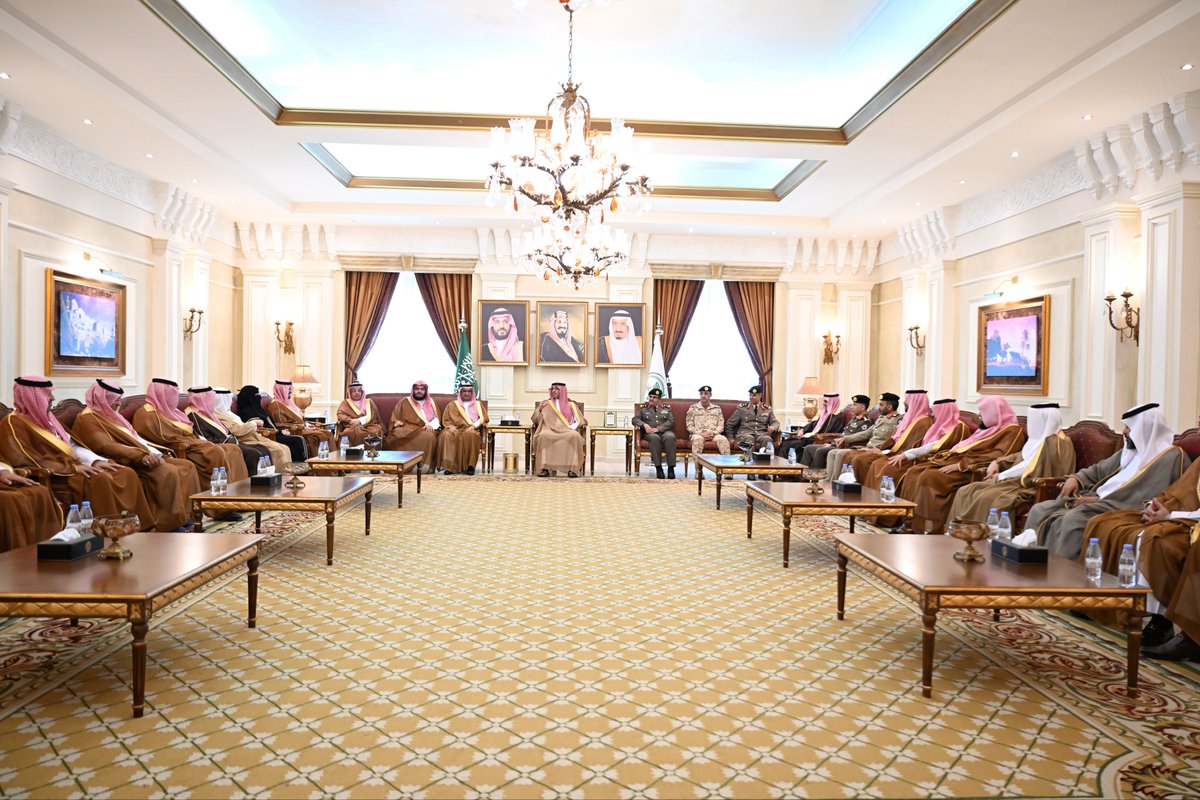 jedgovsa's tweet photo. الأمير #سعود_بن_جلوي محافظ جدة يستقبل المهنئين بعيد الأضحى المبارك من أصحاب الفضيلة والمشايخ، ومديري الجهات المدنية والقطاعات العسكرية.
..بادلهم سموه التهنئة، سائلاً المولى سبحانه أن يعيد هذه المناسبة على الجميع بالخير واليُمن والبركات https://t.co/ZYyvPeWoBs