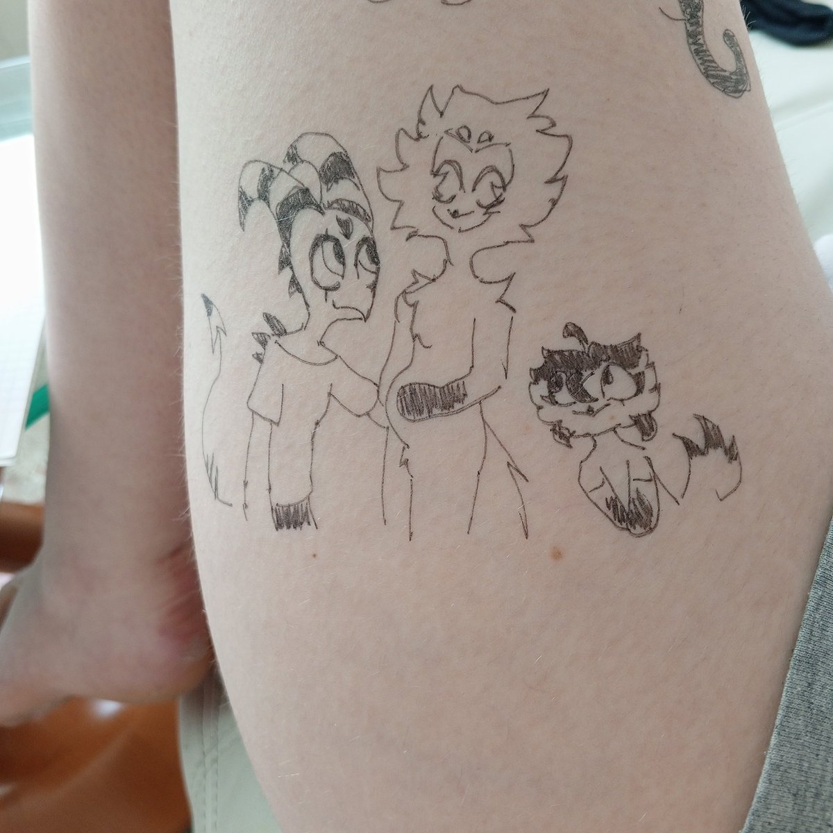 Timosha1228's tweet photo. I drew eggnant Stolas on my girlfriend's leg 🙏🏻🙏🏻🙏🏻
#HelluvaBoss #stolitz https://t.co/gInH7pwfSE