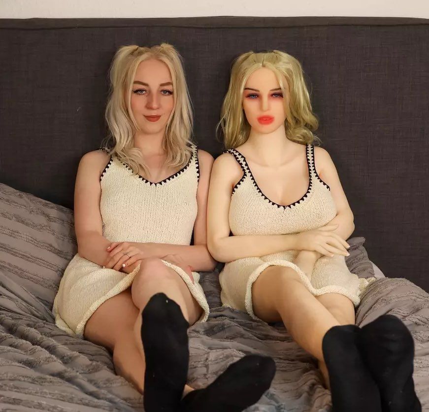 _3emeOeil's tweet photo. 😱 Une femme a acheté une poupée à son image pour son mari… afin de sauver leur couple

Au Royaume-Uni, une femme expliquant avoir des besoins sexuels différents de ceux de son mari a fait parler d’elle après lui avoir offert une poupée ultra-réaliste conçue pour lui ressembler...

Elle espérait ainsi réduire les tensions liées à leurs différences de libido tout en préservant leur relation.