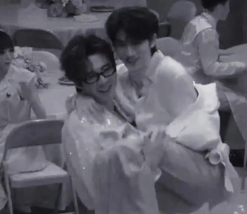 BZhoukeyu's tweet photo. คือจริงตอนที่ไฟจะดับทุกคนปกป้องน้องตัวน้อยเเล้วหนิงเกอมีใครถ้าไม่ใช่มีเสี่ยวติง🤣ฮือออออนักสืบเเก๊งนี้ม่างงงเริศ5555555555ขำเกือบขิต https://t.co/79jZ23e8nm