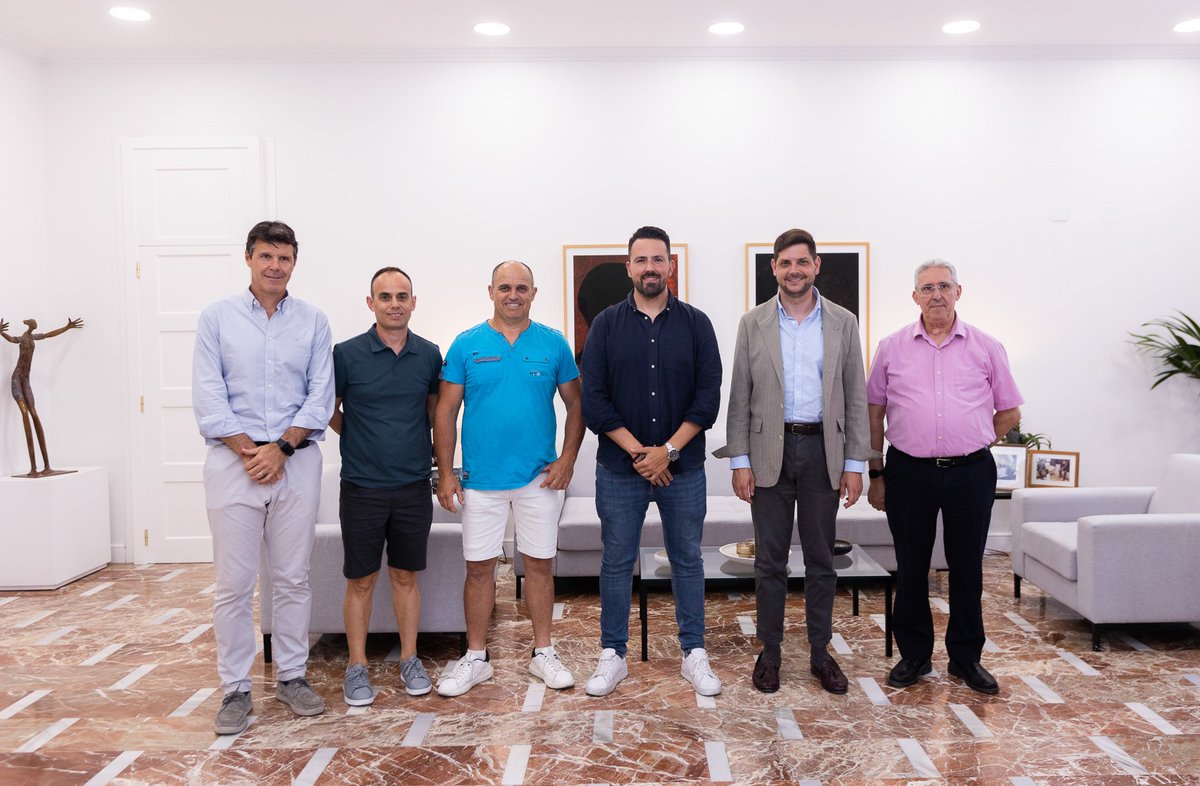 josemaprieto's tweet photo. El Club de Billar de #Gandia és subcampió d'Espanya en la Lliga Nacional de Divisió d'Honor, la màxima categoria del billar estatal. Així es consoliden com un dels grans referents del billar espanyol.

Felicitem representants del Chef Amadeo Gandia Billar Club, amb el seu president, José Ramón Fuster, i els donem les gràcies per ajudar-nos a projectar #Gandia com a municipi de gran potencial esportiu i àmplia varietat de disciplines.

(Fotos: Àlex Oltra)