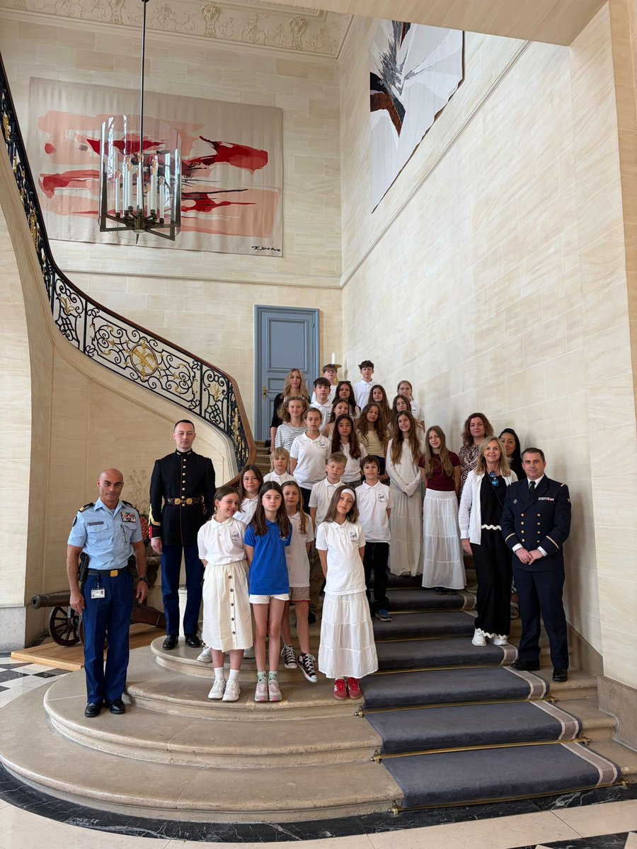 AMompert's tweet photo. 🇨🇵🤝🇵🇱 Fierté ! 22 élèves de l'École Française de Gdynia et leur direction ont été reçus au @Armees_Gouv à #Paris ! 🎖️
Une visite qui honore la promesse de @CaVautrin lors de la venue d'@EmmanuelMacron à Gdańsk le 20.04.  @MiastoGdynia  ⚓️💯 @Armees_Gouv @Amb_Francji
@EdePoncins https://t.co/ZyBFmu4rYd