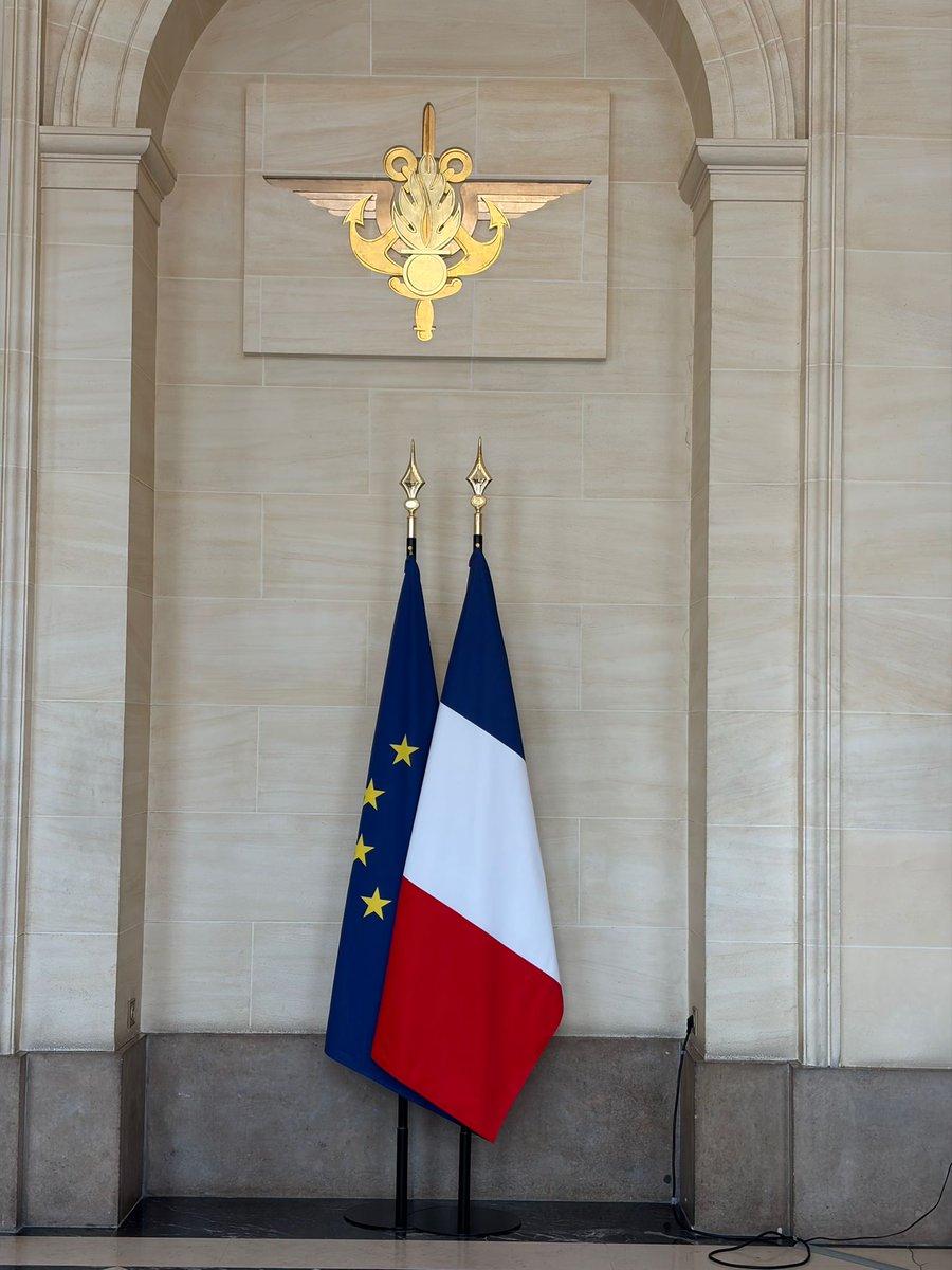 AMompert's tweet photo. 🇨🇵🤝🇵🇱 Fierté ! 22 élèves de l'École Française de Gdynia et leur direction ont été reçus au @Armees_Gouv à #Paris ! 🎖️
Une visite qui honore la promesse de @CaVautrin lors de la venue d'@EmmanuelMacron à Gdańsk le 20.04.  @MiastoGdynia  ⚓️💯 @Armees_Gouv @Amb_Francji
@EdePoncins https://t.co/ZyBFmu4rYd
