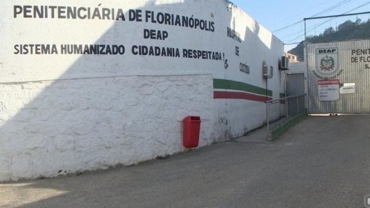 renatoigor's tweet photo. Ex-vereador de Florianópolis condenado por lavagem de dinheiro é autorizado a trabalhar
https://t.co/B3iVDXgQx0 https://t.co/NThTSdx5PB