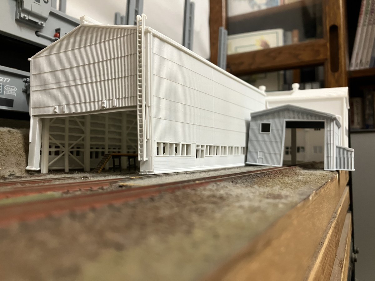 ayasehiro's tweet photo. モデルカプラーさんの碓氷峠ストラクチャーを購入しました！別荘の横川駅風レイアウトに設置しようと思います。
自宅の撮影用機関区モジュールに置いてみました。線路間隔が合わないので置いてるだけですが。3Dプリンター製の歪みは仕方ないとして（設置時に矯正、修正します）、雰囲気は良いですね！ https://t.co/aWbMJyNjvO