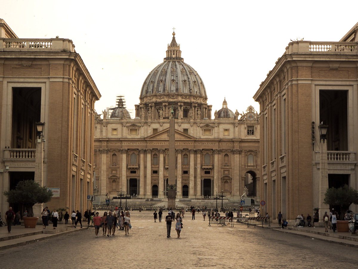 ptkpoom's tweet photo. Laka Como, Italy 
Prague, Czech Republic 
Budapest, Hungary
Vatican City https://t.co/31NZwJwllo