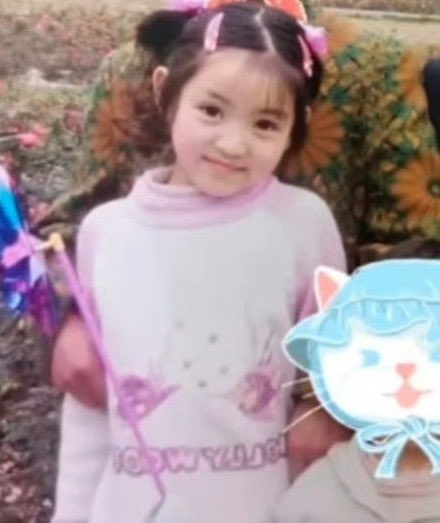 davidweils's tweet photo. She's been cutie-adorable since she was young (ya know what i mean) If I had met her a long time ago, I'd smooch and pinch her cheeks, because why not?

真想把你的脸蛋当面包揉一揉。<3 https://t.co/7x3K494Kr0