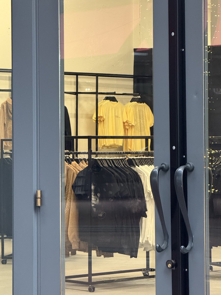 GrandeTourNews's tweet photo. FIRST LOOK at the eternal sunshine tour Oakland pop up with exclusive merch https://t.co/9zCE6scSpO