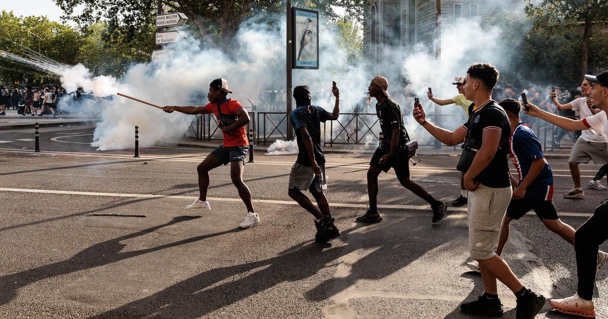 jdomerchet's tweet photo. #PSG Les émeutes de samedi sont un phénomène de #géopolitique, un conflit de territoires entre "chez nous" et "chez eux". Elles s'apparentent également aux razzias, décrites par Ibn Khaldoun.

 «Par géopolitique, il faut entendre toute rivalité de pouvoirs sur ou pour du territoire», assure le grand géographe Yves Lacoste. 

Nous avons pu l'observer samedi soir, 30 mai, à l'occasion des violences urbaines faisant suite à la victoire du PSG. Ces émeutes relèvent en effet d'un conflit de territoires urbains, selon une logique "chez eux" versus "chez nous".  

Les images et les récits témoignent que les troubles à l'ordre public ont été provoqué majoritairement par des jeunes hommes, venus des quartiers périphériques, souvent issus de l'immigration. 

À Paris, les incidents ont eu lieu essentiellement dans les beaux quartiers : Champs-Elysées, Trocadéro, Porte de Saint-Cloud, Arc de Triomphe... également sur le périphérique, aux Halles ou à la République. Peu ou pas d'incidents sont signalés en banlieue parisienne.

On retrouve la même géographie en province : à Grenoble, Rennes, Strasbourg, Clermont-Ferrand , Bordeaux, Orléans, Pau... au total, une soixantaine de villes, les incidents se sont déroulés au centre-ville. À noter, le calme de Marseille : là encore l'explication peut être "géopolitique" : on est sur une terre de l'OM, pas du PSG détesté...

Samedi soir, nous avons donc vu des groupes de jeunes de la périphérie quitter leur "chez nous"  pour aller "chez eux" - dans les quartiers bourgeois du centre, où ils se sentent complètement étrangers. C'est une forme de conquête temporaire d'un territoire ennemi, une prise de gage symbolique (et parfois matérielle), dont on aurait tort de négliger la dimension politique - même si elle n'est pas formulée comme telle par les intéressés.

Si l'on suit le grand historien arabe Ibn Khaldoun (1332-1408), cela peut s'apparenter à une razzia de nomades : « Les Bédouins arabes ne dominent que les plaines, car ils sont, par leur nature sauvage, des gens de pillage et de corruption. Ils pillent tout ce qu’ils peuvent prendre sans combat ni risque, puis fuient vers leur refuge dans le désert. Dès qu’ils rencontrent une difficulté ou un obstacle, ils l’abandonnent et cherchent une proie plus facile. »

De même, Ibn Khaldoun est éclairant avec sa notion d'«asabiyya» l'un des concepts centraux de sa sociologie. C'est une solidarité de groupe, un sentiment d’appartenance collective, un esprit de corps.  À l’origine, elle repose sur les liens de sang, mais elle peut naître de la cohabitation, de la religion, d’idéaux communs, d’intérêts partagés. Ibn Khaldoun constate qu'elle est plus forte chez les nomades que chez les sédentaires.

Evidemment, l'analyse du grand penseur arabe du XIVe siècle n'est pas directement applicable à notre situation  - mais comme Le Prince de Machiavel, elle peut, très utilement, être transposée dans des termes contemporains.

Ce conflit de territoires, projeté dans les centre-villes, est relativement récent dans notre pays. On l'avait déjà observé, sous une autre forme, lors de la crise des Gilets Jaunes. Contrairement aux manifestations sociales traditionnelles, qui se déroulent dans l'Est parisien (République-Nation-Bastille), les Gilets Jaunes sont d'emblée venus dans les quartiers plus riches de l'Ouest parisien. On constata alors que les "jeunes des cités" s'étaient globalement tenus à l'écart des Gilets Jaunes. Ce n'était pas la même sociologie, pas la même "asabiyua" aurait dit Ibn Khaldoun.

Jusqu'à ces dernières années, la «rivalité de pouvoirs pour un territoire» s'exercait principalement dans le contrôle des cités de banlieue, par des groupes de jeunes et/ou de délinquants liés au trafic de drogue. La police y accède difficilement, de même que les pompiers ou les services de secours. On a appelé cela «les territoires perdus de la République» ou «les zones de non-droit». Même si elle le regrettait, la majorité de la population française, notamment les catégories supérieures,  restait globalement indifférente.  Pour une raison simple : cela ne se passait pas "chez nous", mais "chez eux". En clair, qu'ils se débrouillent... tant que l'on est tranquille "chez nous".

Cette période semble prendre fin : depuis les sanctuaires de la périphérie, des «raids» spontanés d'appropriation temporaire du territoire sont désormais menés contre les zones centrales. Un récent épisode à La Baule, station balnéaire chic à portée de train des quartiers populaires de Nantes, l'a montré, suscitant une vive émotion.

La géopolitique est une méthode qui permet de décrire des conflits, sans préjuger de la justesse des causes des uns et des autres. Mais, comme le disait Charles Péguy :  «Il faut toujours dire ce que l’on voit ; surtout il faut toujours, ce qui est plus difficile, voir ce que l’on voit.»