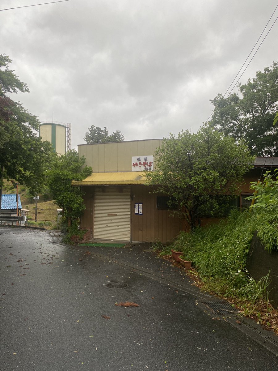 nari_map's tweet photo. 成田市上町にある

【鉄板 やきそば 鈴木】が閉店となったようです。

体調不良で長らくお休みの案内が出ていたようで、再開を待っていた方も多かったのではないでしょうか😭

「ゲ○そば」などとも呼ばれてましたが、成田のソウルフードとして愛されたお店。

あの焼きそばが食べられなくなると思うと寂しいですね…。

長い間ありがとうございました🙇‍♀️

#成田市 #成田閉店情報 #成田グルメ #鉄板やきそば #なりまっぷ