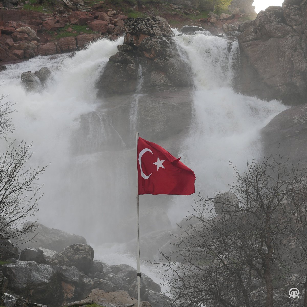bosunatiklama's tweet photo. Hakkari'nin Derecik ilçesinde, bölge halkının talebi üzerine şelale çevresine Türk bayrağı dikildi. https://t.co/YpQa8iCK0L