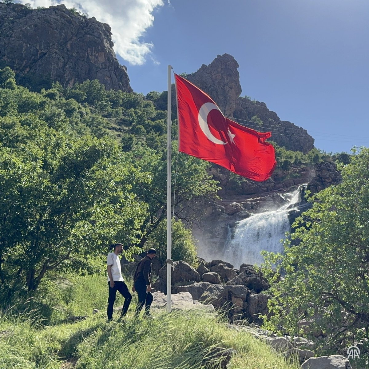 bosunatiklama's tweet photo. Hakkari'nin Derecik ilçesinde, bölge halkının talebi üzerine şelale çevresine Türk bayrağı dikildi. https://t.co/YpQa8iCK0L